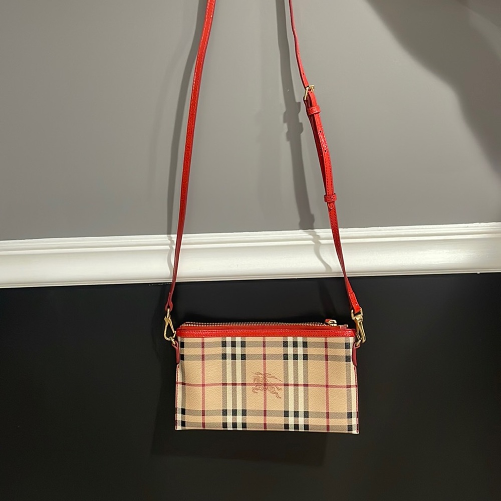 Cross body Burberry purse